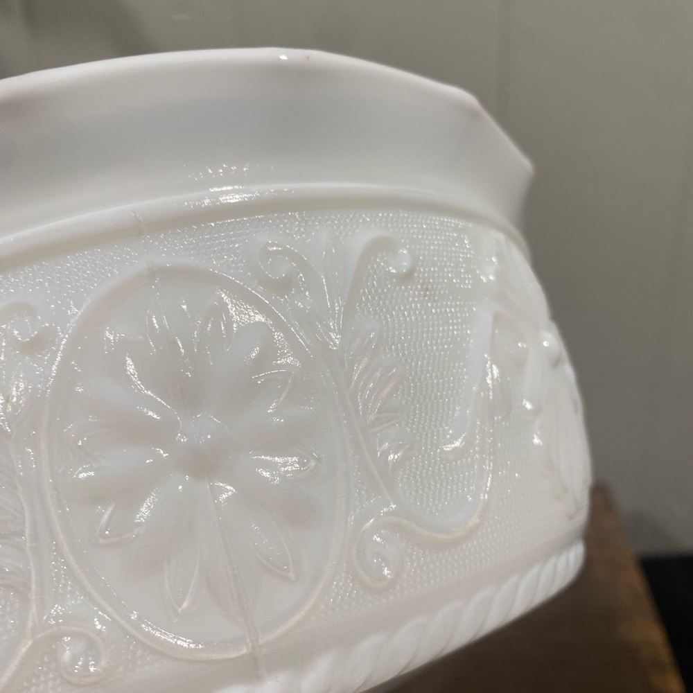 Elegant White Pedestal Bowl - Picture 4 of 4